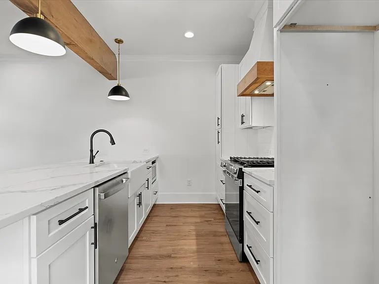 501 W Cheves St E — Photo 10
