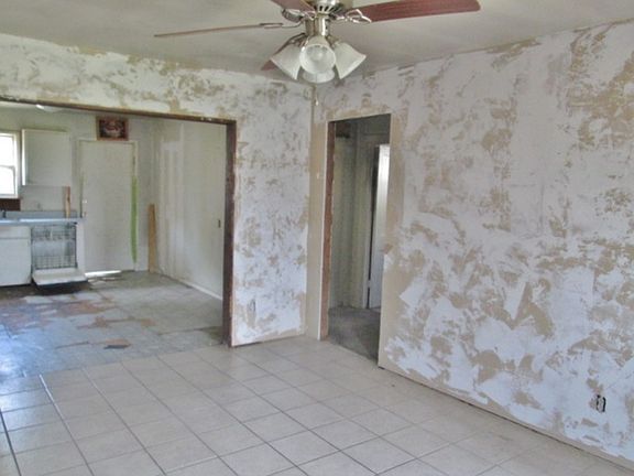 5th image of 905 SW 49th St
