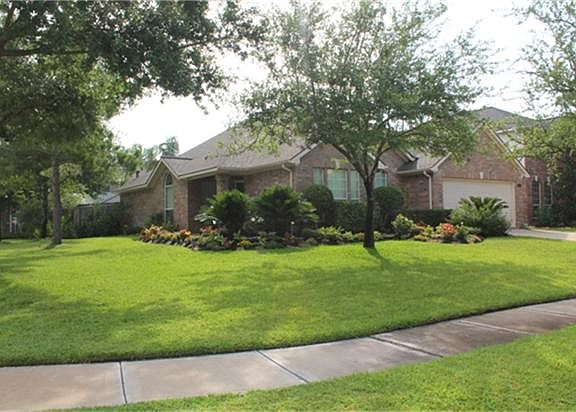HOME FEATURES LUSH LANDSCAPING