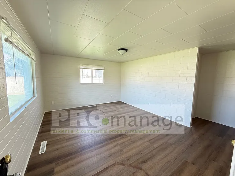 629-637 Cambridge Dr. — Photo 2