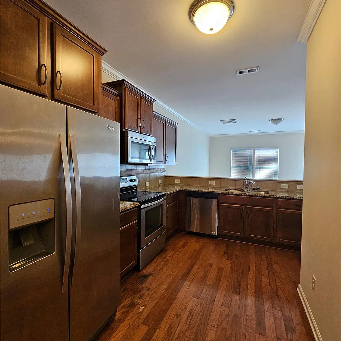 3 bed, 3.5 bath, 2016 sqft, $1,900 — Photo 4