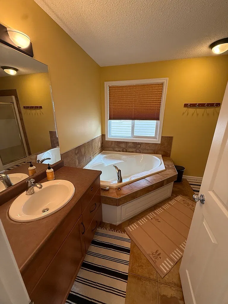 Spacious 3 Bedroom 2.5 Bath with Attached Garage in Riverbend — Photo 1