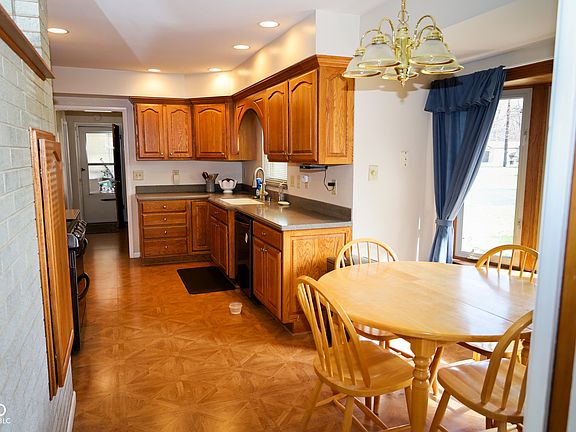 3rd image of 40 W Banta Rd