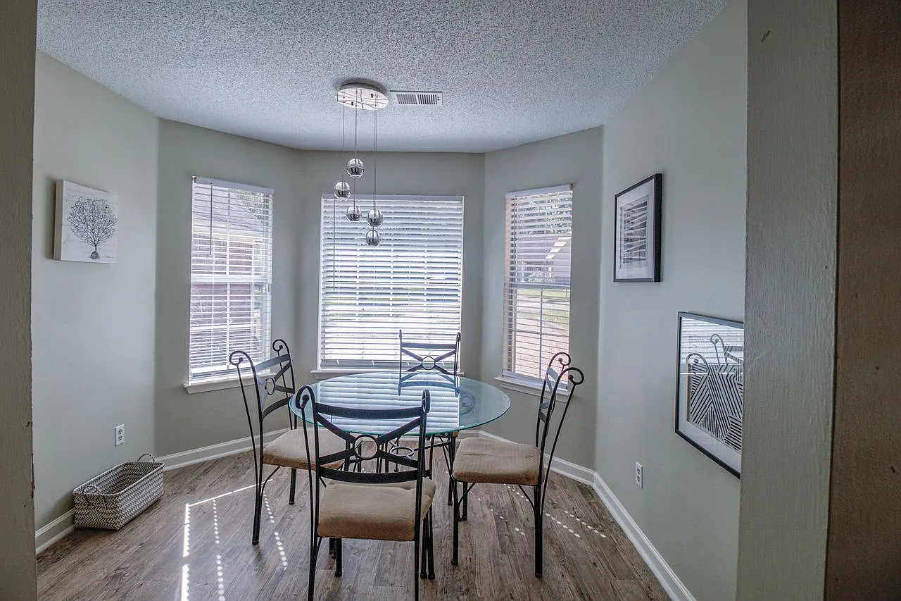3 bed, 2.0 bath, $1,920 — Photo 4
