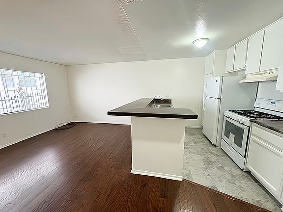 4th image of 3908 Ingraham St #103