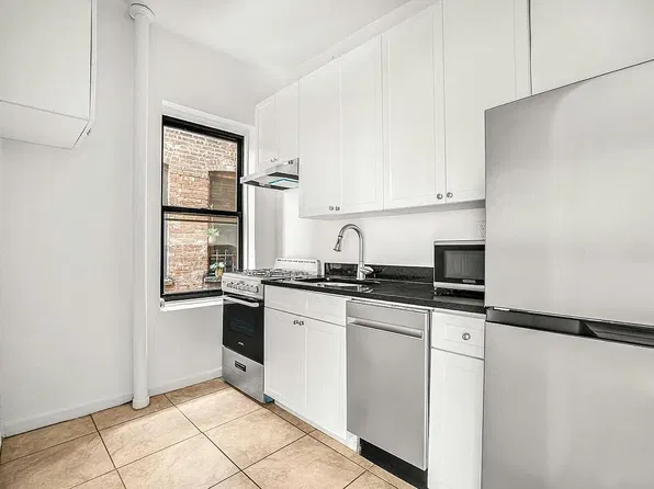 238 W 4th St APT 4A, New York, NY 10014