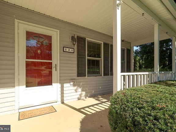 4th image of 220 Reichenbaugh Ln