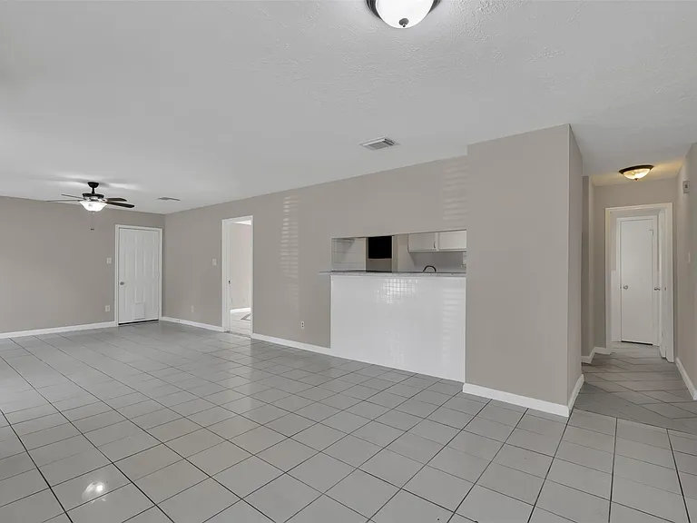 1018 Surrey Ct — Photo 8