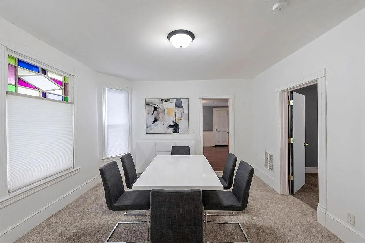 3 bed, 1.0 bath, 1098 sqft, $1,549 — Photo 3
