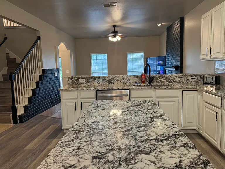 809 Almadin — Photo 13