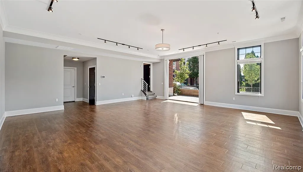 4 bed, 4.0 bath, 3000 sqft, $7,995 — Photo 4
