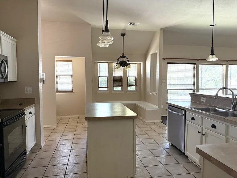 2406 Hillside Dr — Photo 10