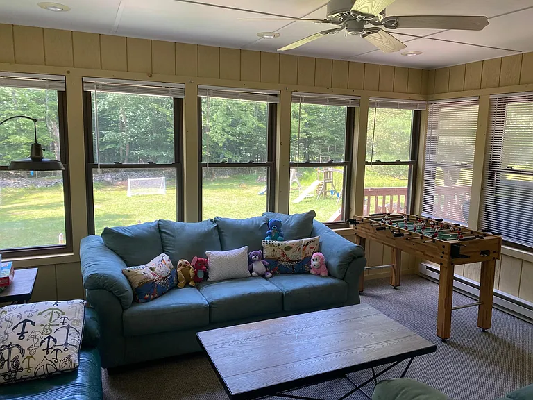 Entertainment room/ extra bedroom