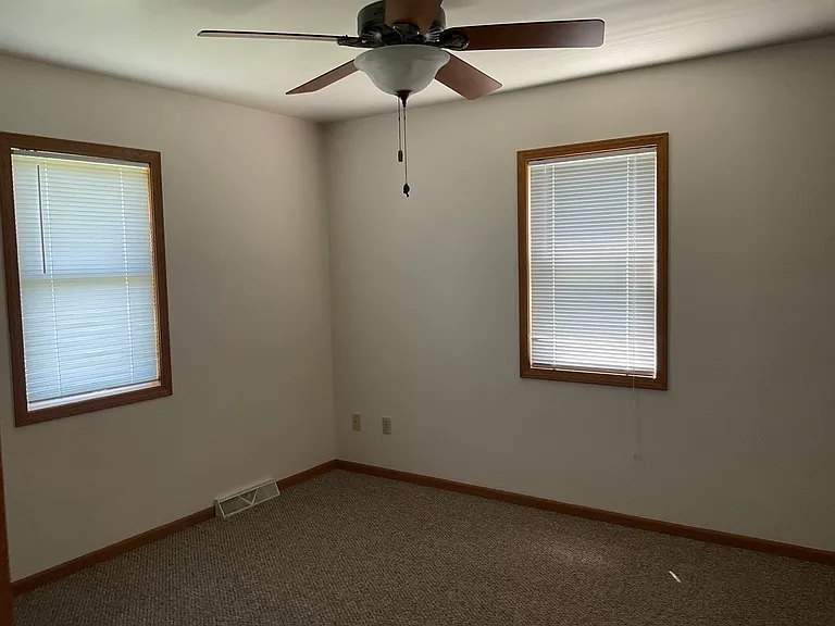 527 Wellington Dr — Photo 8