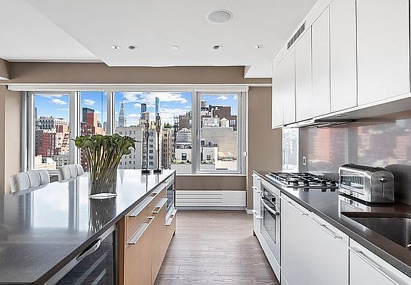 3rd image of 245 W 19th St Penthouse 4