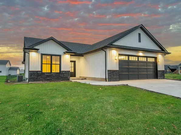 1412 Colonial Ct, Eldridge, IA 52748