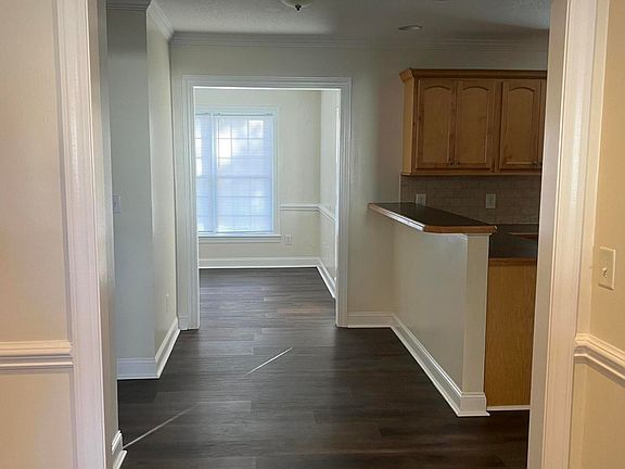 4th image of 305 S Pointe Dr #B