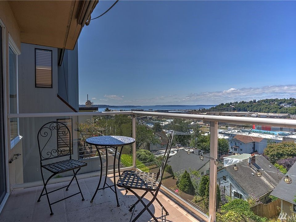 This 2 bedroom, 2 bath home has all you'd ever want with an incredible location on lower Queen Anne! You'll enjoy your own priva