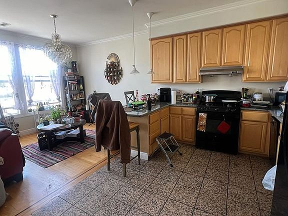 5th image of 330 Plymouth Ave