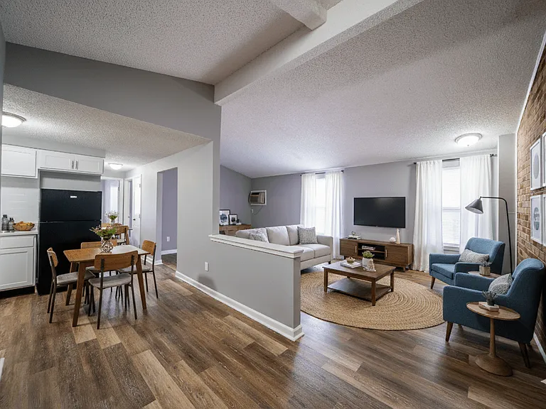 Lincoln Square Apartments — Photo 1