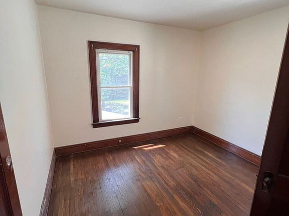 5th image of 15407 School Ave