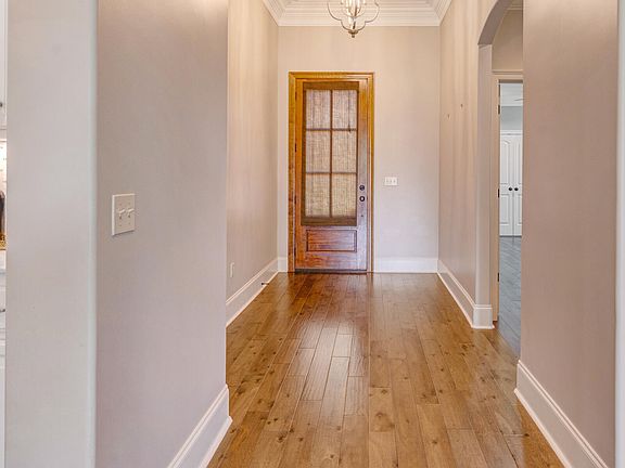 4th image of 102 Meadowbrook Dr