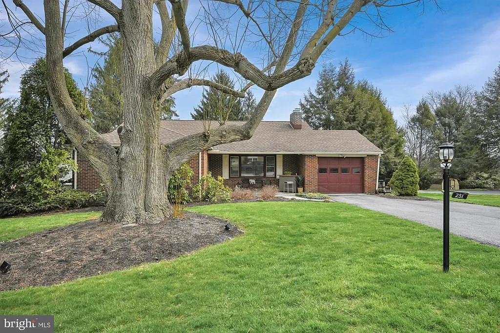 251 Saint Johns Dr photo 1
