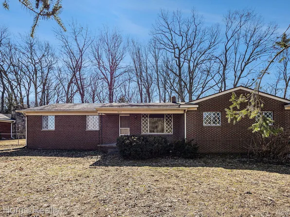 1417 E Commerce Rd, Commerce Township, MI 48382