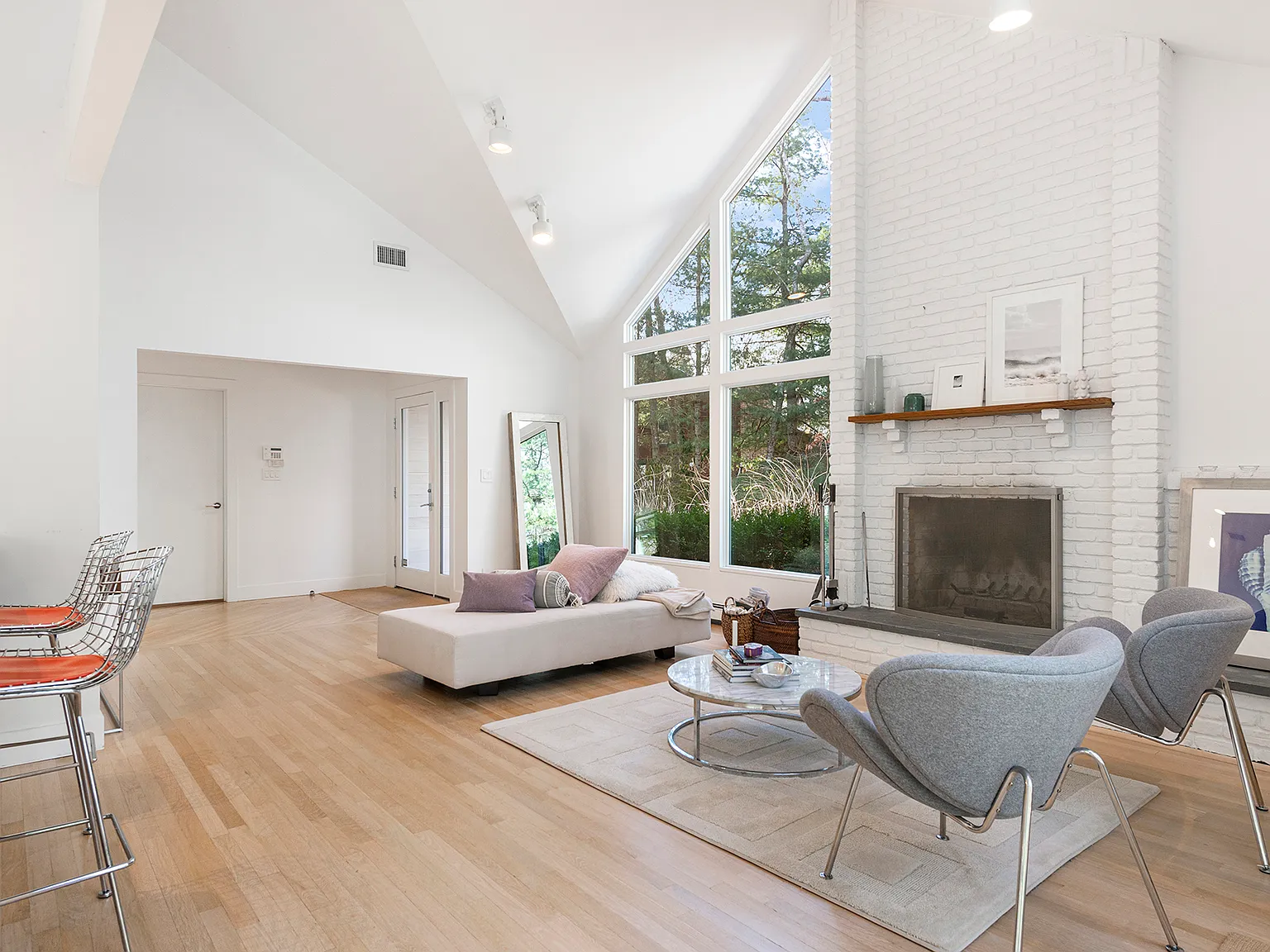 Modern, with Pool & Tennis — Photo 4