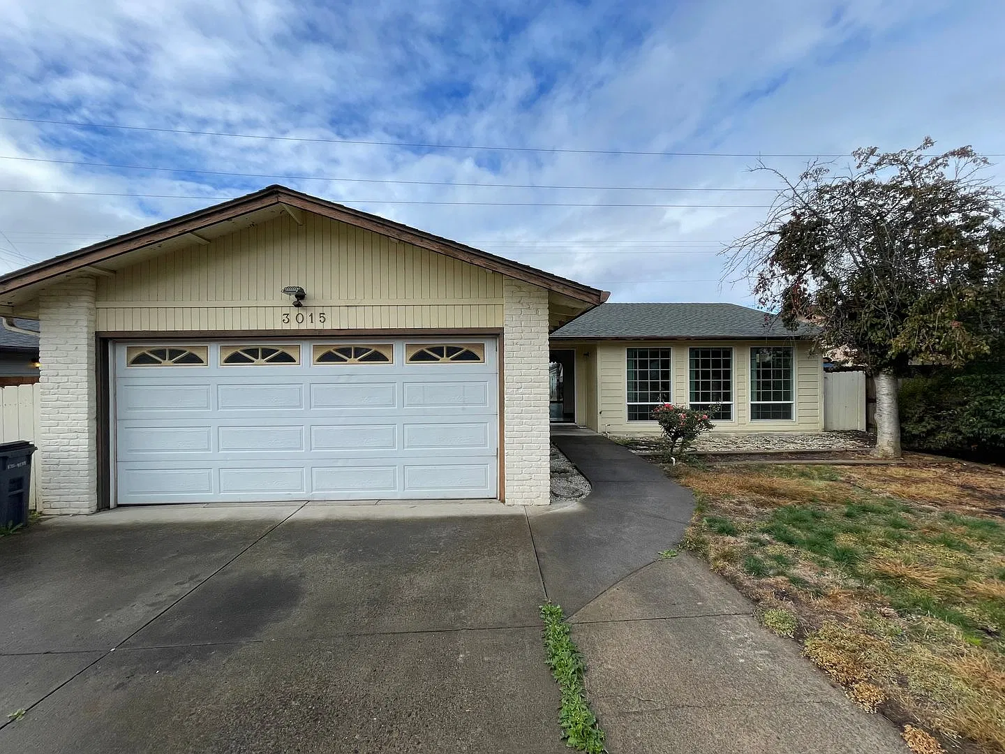 Beautiful 3 Bedroom 2 Bath Home with Spacious Living Areas — Photo 1