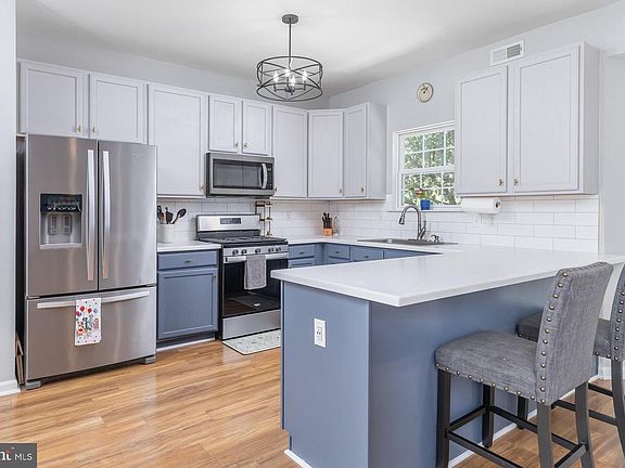 3rd image of 417 Eryn Rd