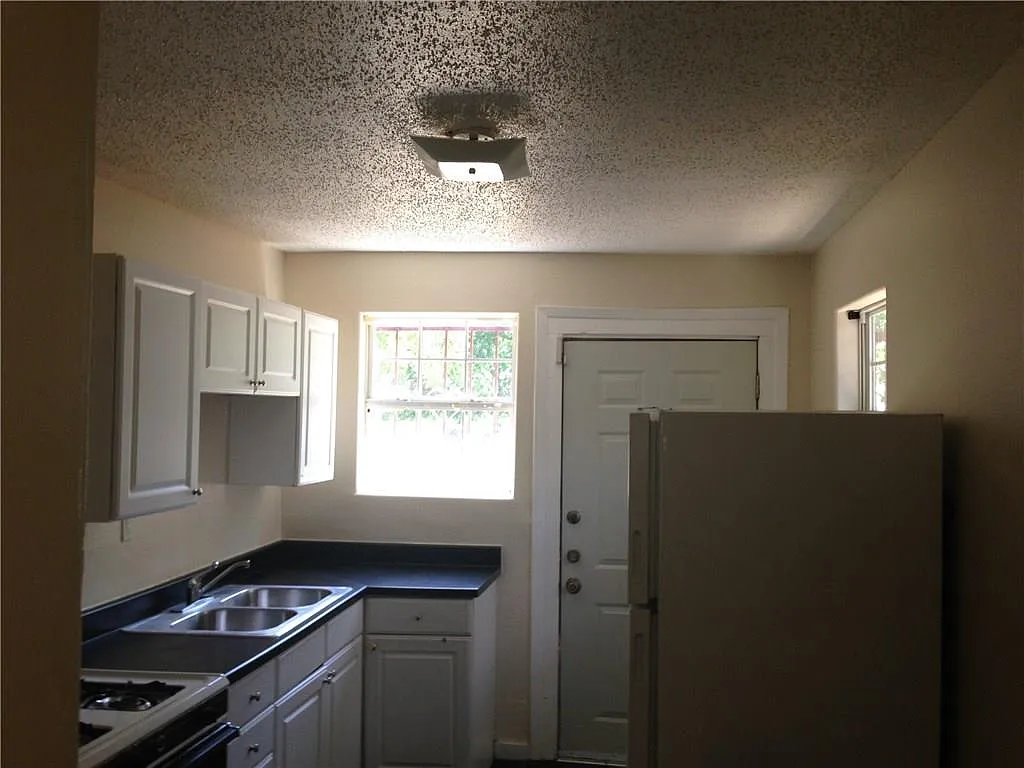 3 bed, 1.5 bath, 1200 sqft, $2,000 — Photo 4
