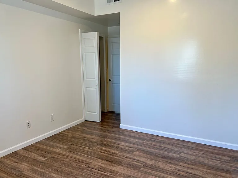Saranac Street 7227 - 7229 - 7231 — Photo 19