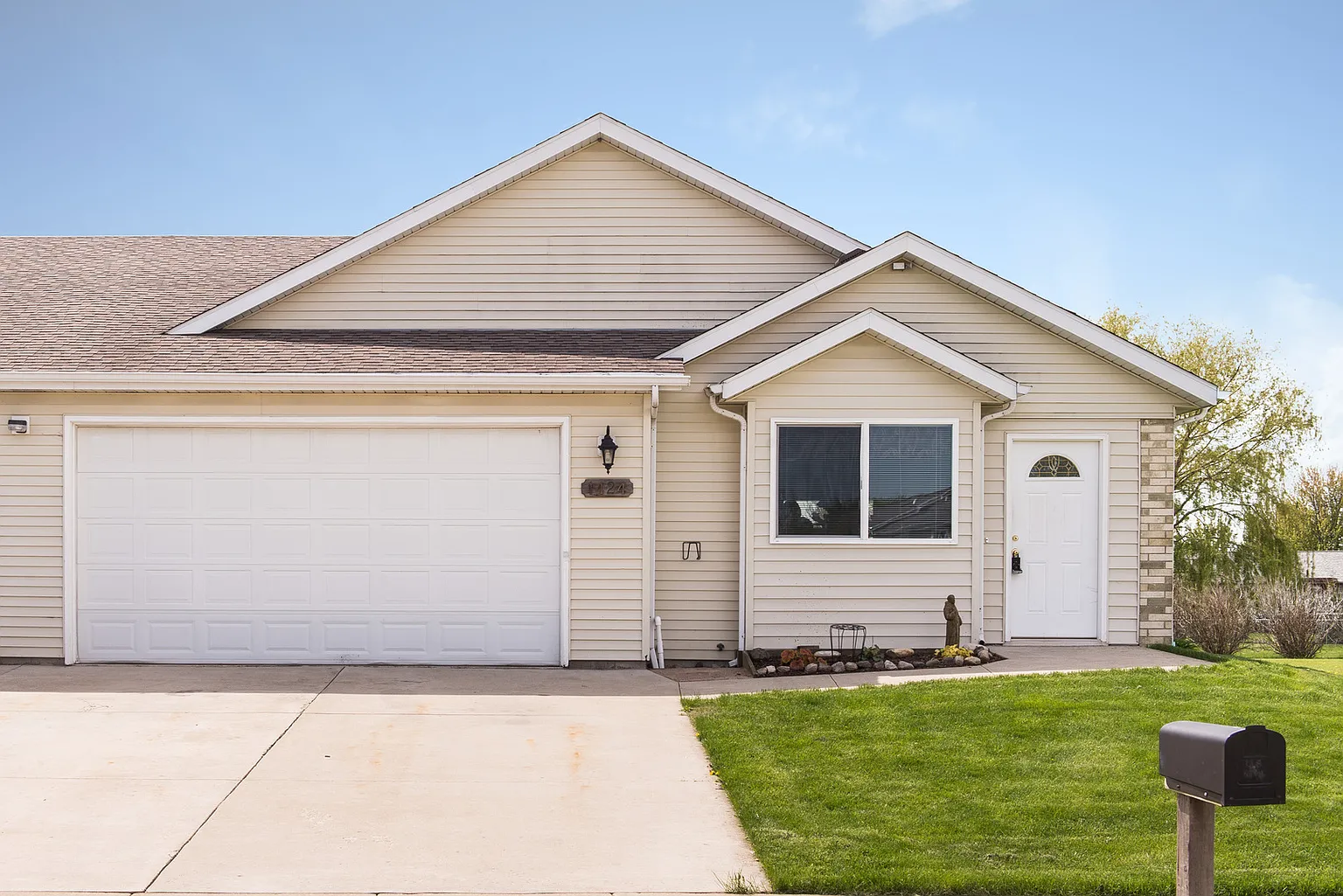 1424 Moluf St photo 1