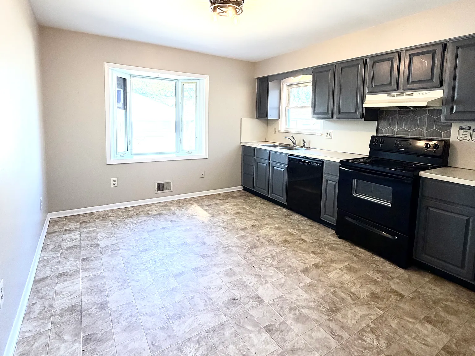 3 bed, 1092 sqft, $1,550 — Photo 2