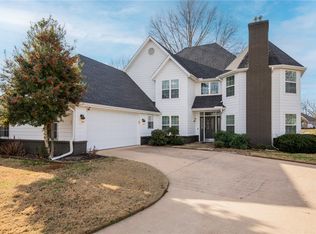 2 Oak Ridge Ln, Bentonville, AR 72712