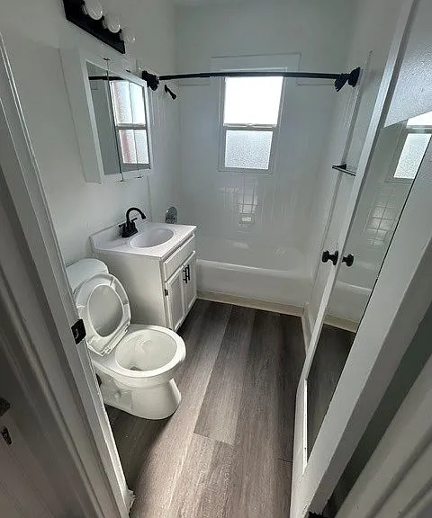 2500 S Hobart Blvd — Photo 10
