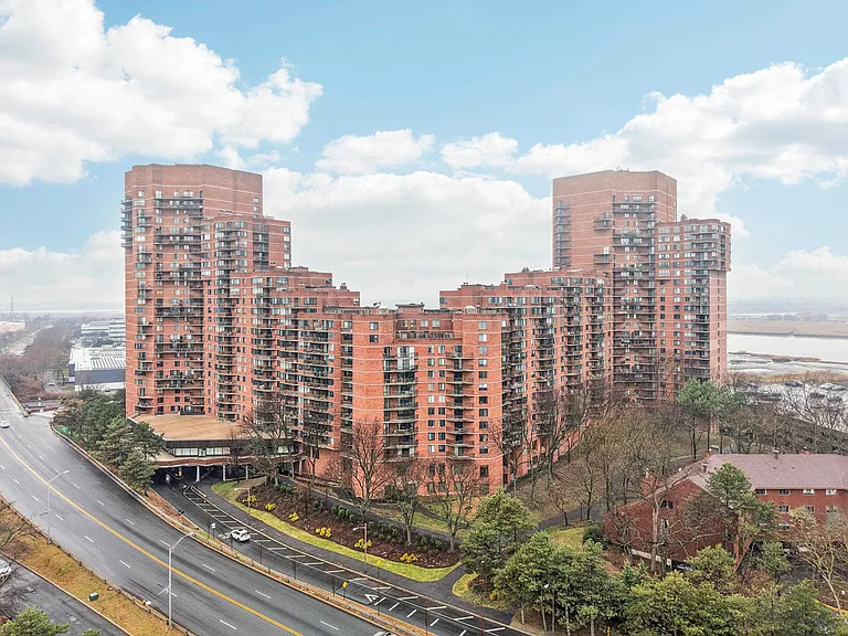 530 Harmon Cove Tower #530 — Photo 34