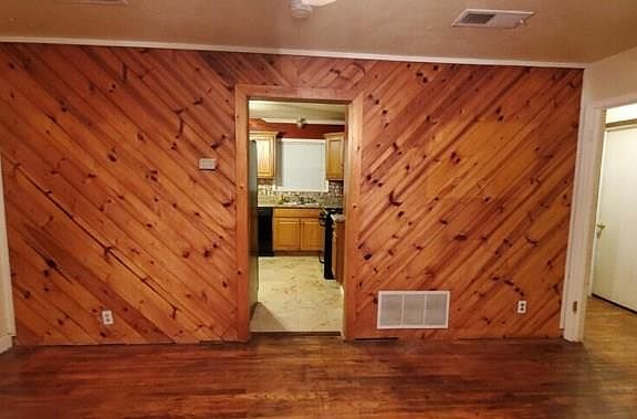 3rd image of 734 Huddleston Dr
