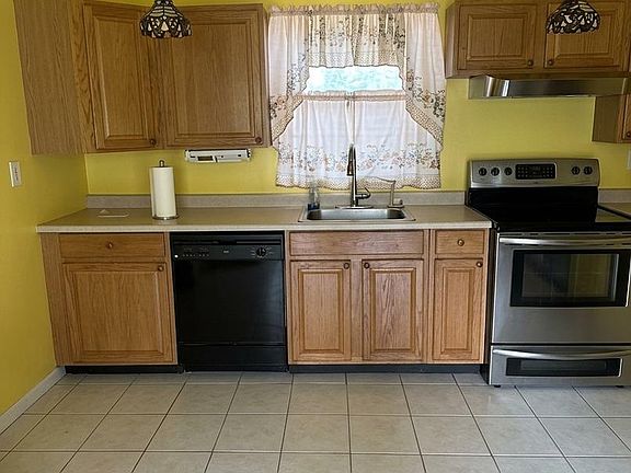 3rd image of 35 Pickwick Ln