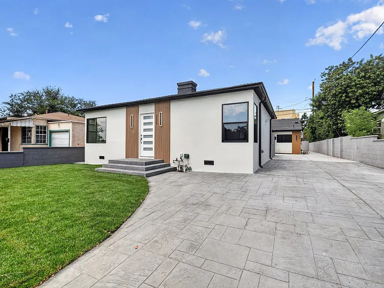 2325 N Naomi St — Photo 3