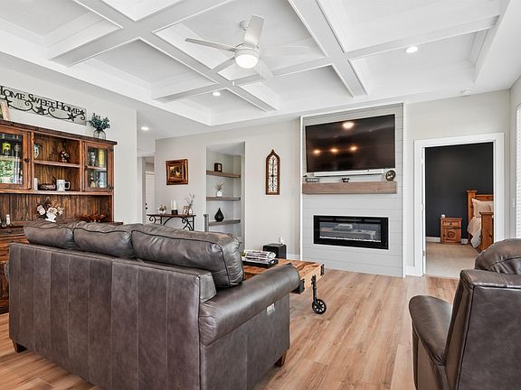 5th image of 185 Eagle Ridge Dr