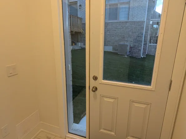 193 Rowe St #Basement, Bradford West Gwillimbury, ON L3Z 4M9