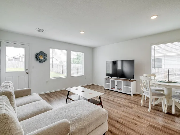 2516 Carpathian Cv — Photo 10