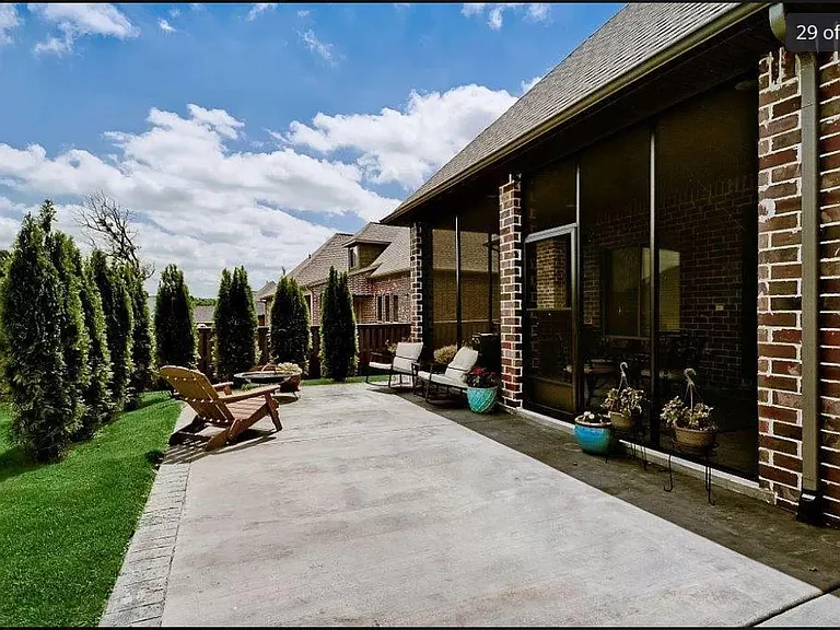 421 Trailwood Cir — Photo 31