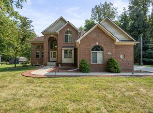 23164 Beech Rd, Southfield, MI 48033