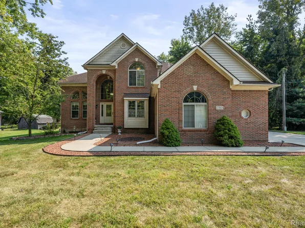 23164 Beech Rd, Southfield, MI 48033