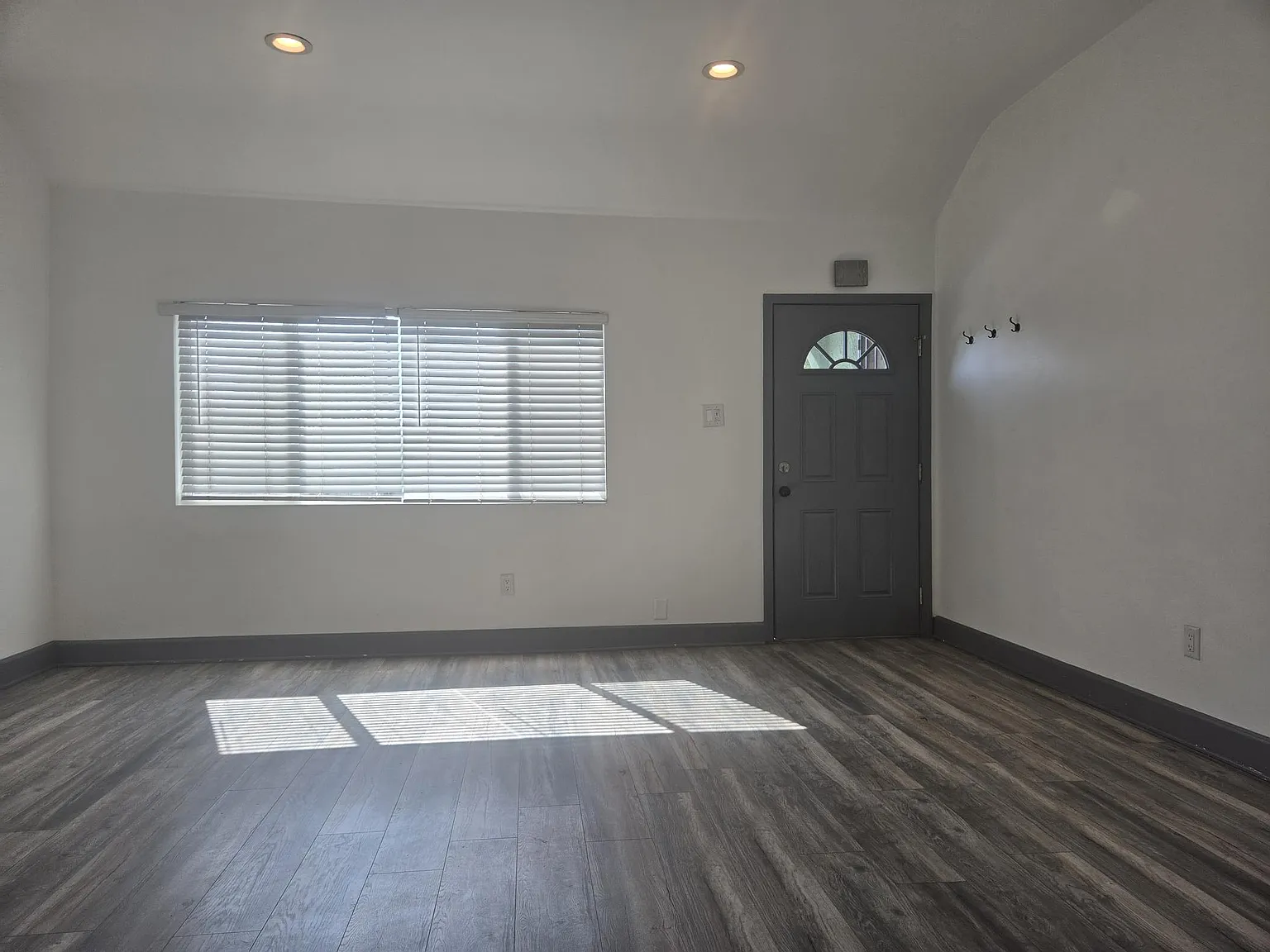 1740 S Mansfield Ave — Photo 4