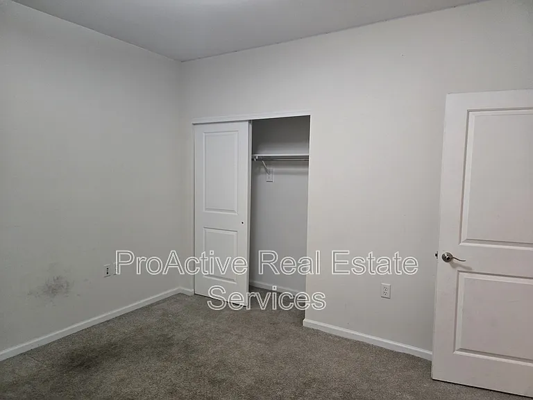 2424 Chancery Ln — Photo 12