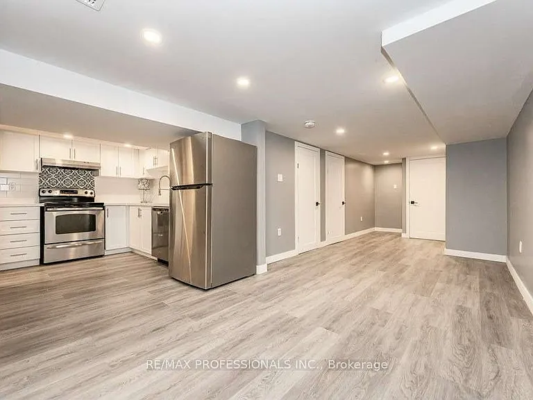 15 Wexford Ave N #LOWER — Photo 1